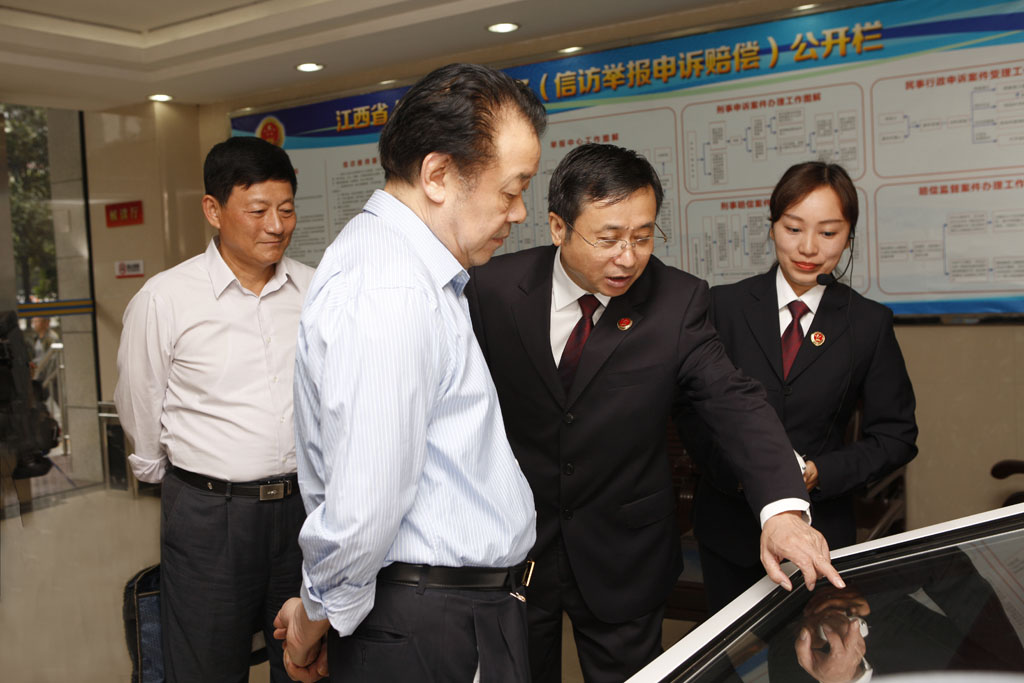 6参观控申大厅触摸查询一体机