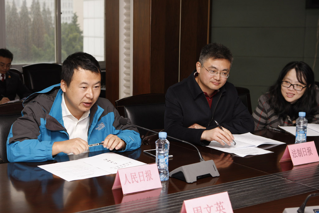 4图为人民日报记者发言