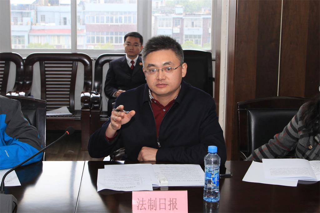 5图为法制日报记者发言