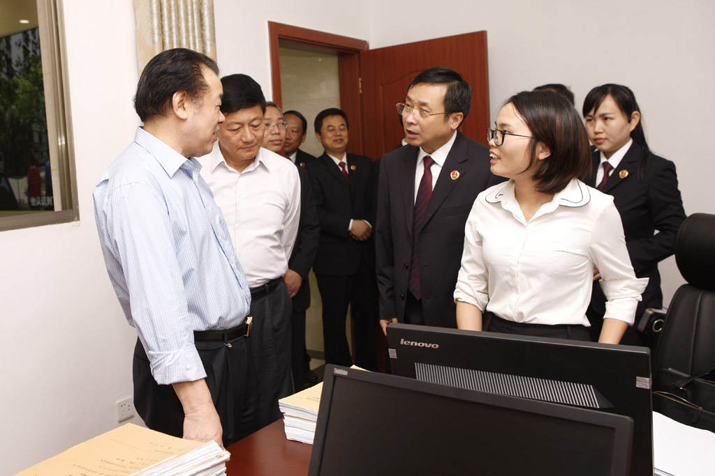 7在律师接待室,与阅卷律师亲切交谈